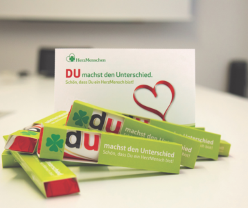 Werbezettel mit Slogan und Schokoladenriegeln