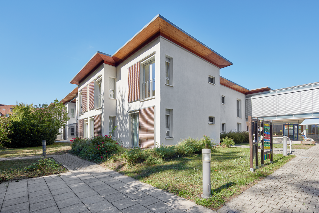 Modernes zweistöckiges Gebäude mit Holzdetails.