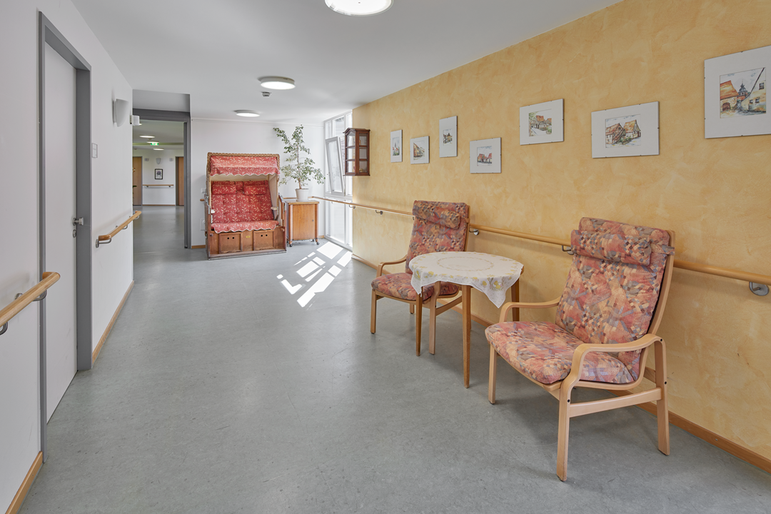 Gemütlicher Flur mit Sesseln und Strandkorb.