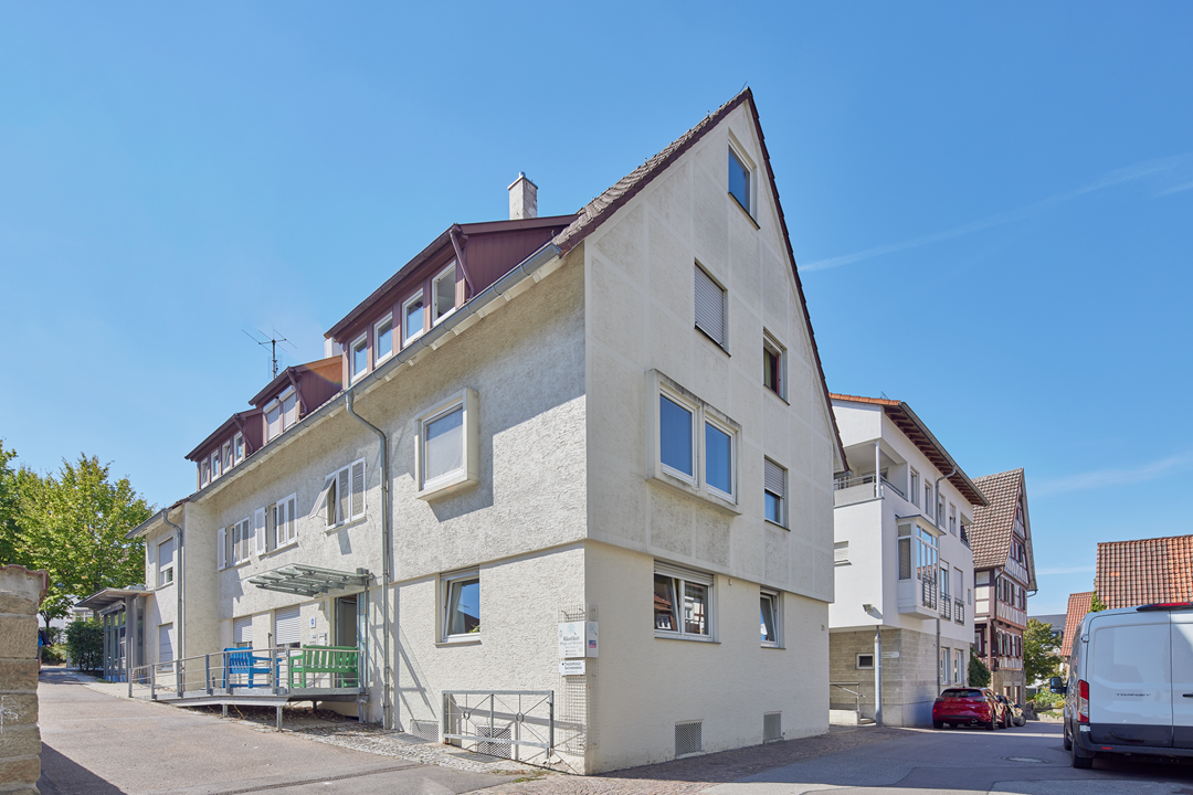 Mehrfamilienhaus an sonniger Straßenecke