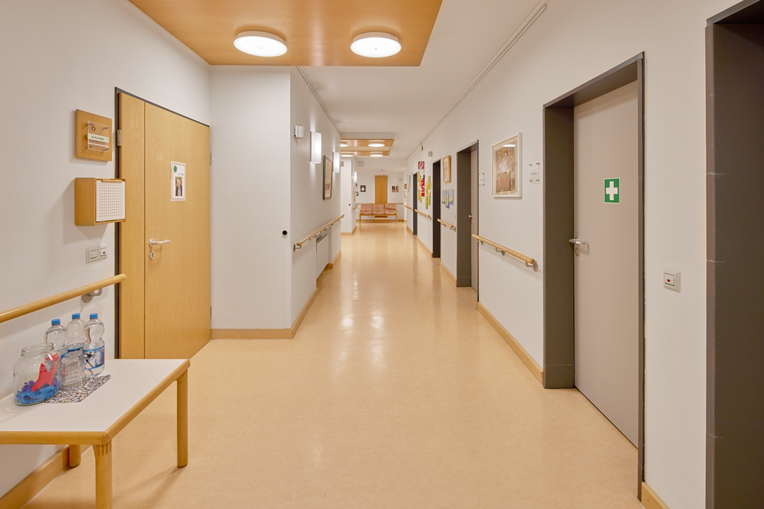 Heller Flur in einem Gebäude mit Türen