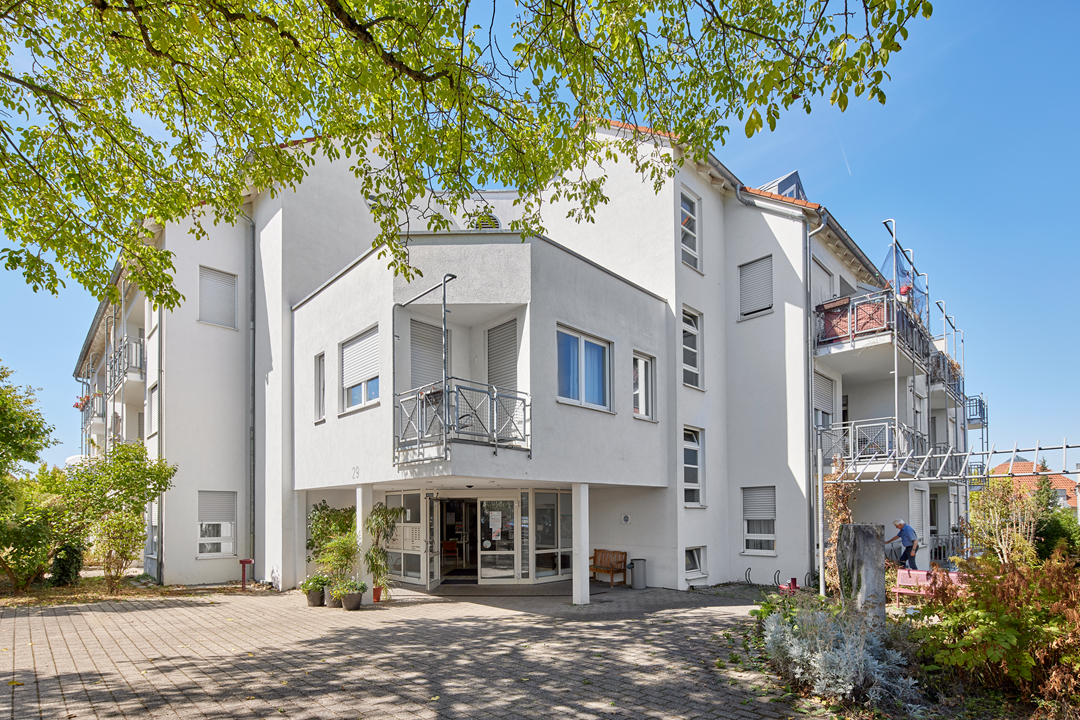 Modernes Wohnhaus mit Eingang und Bäumen