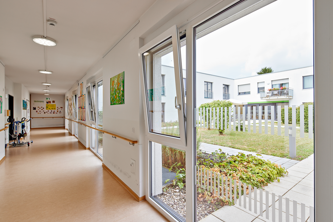 Helle, moderne Pflegeeinrichtung, Fenster zum Garten