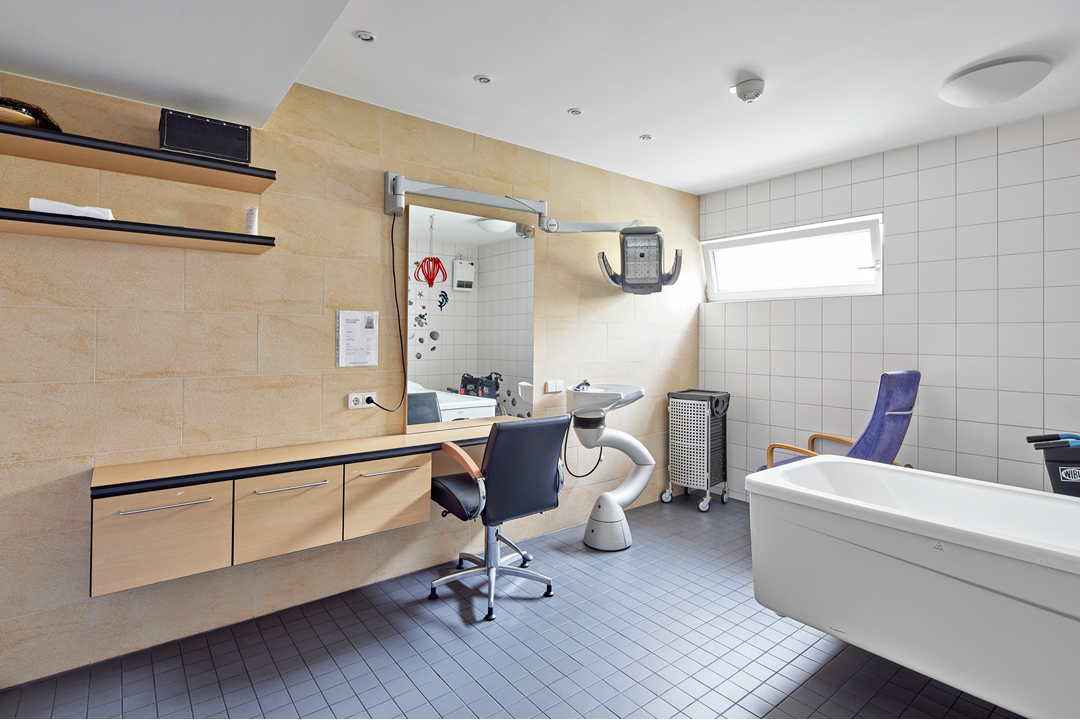 Modernes Badezimmer mit Waschbecken, Spiegel und Badewanne.
