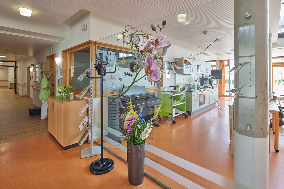 Krankenhausflur mit Dekoration und Pflegepersonal