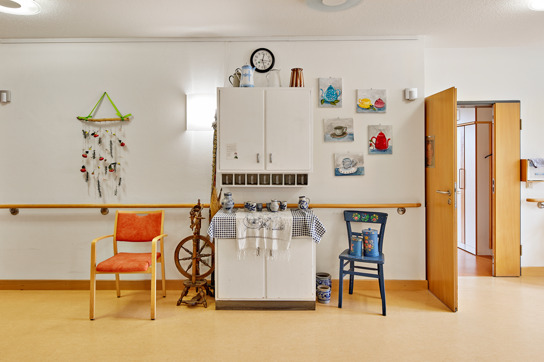 Vintage Dekoration mit Stühlen und Wandkunst in Flur.