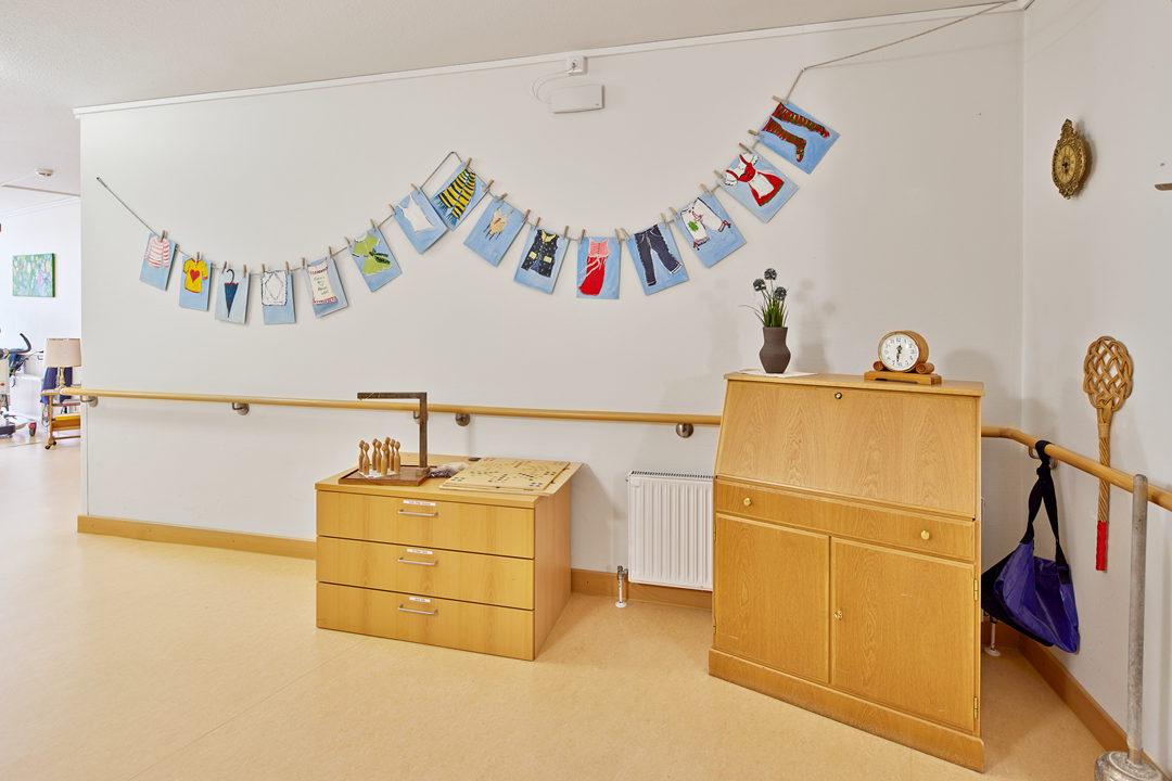 Holzschrank mit Wanddekoration und Pflanzen