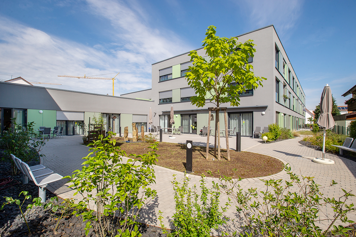 Modernes Gebäude mit grünem Garten.