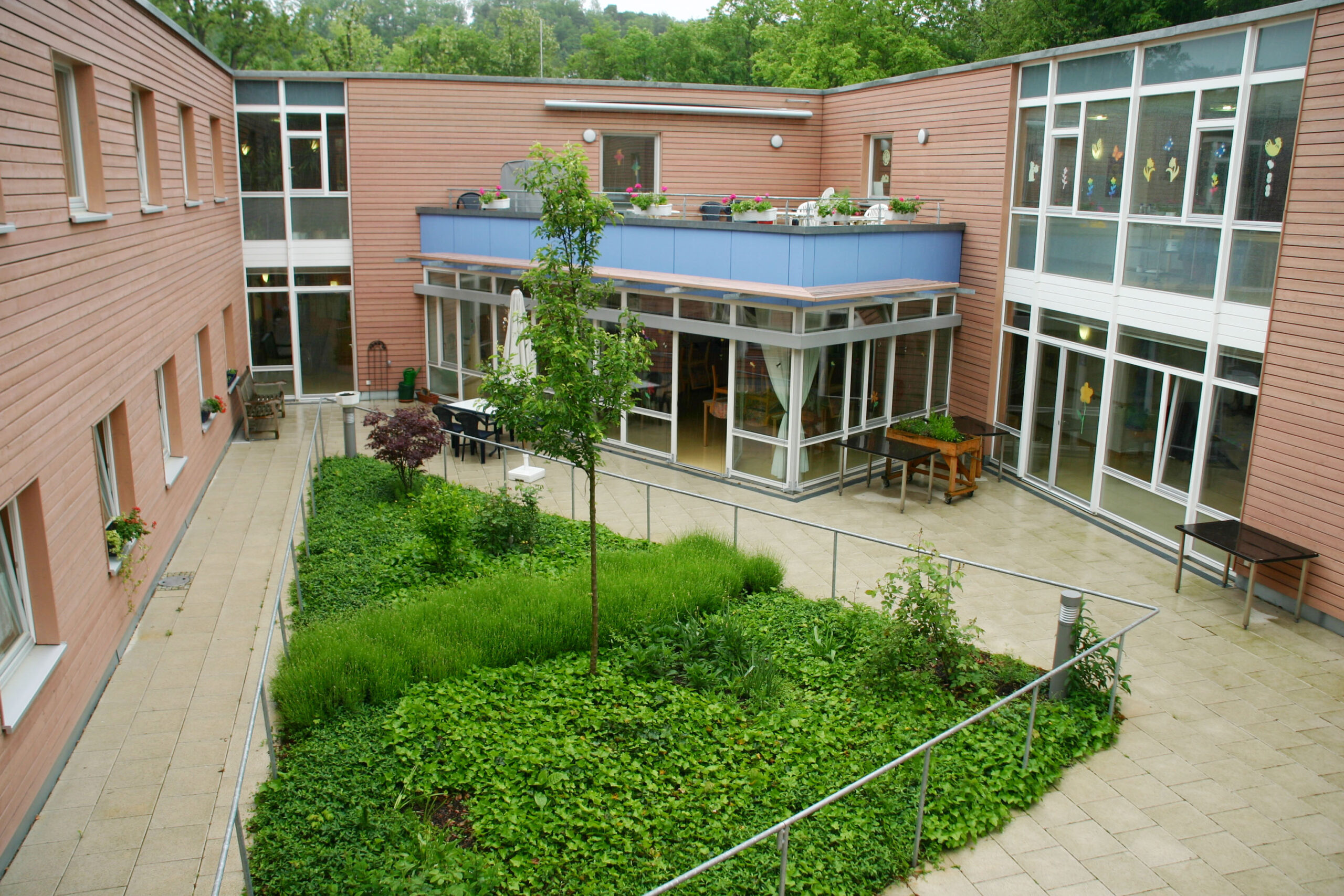 Grüner Innenhof eines modernen Gebäudes