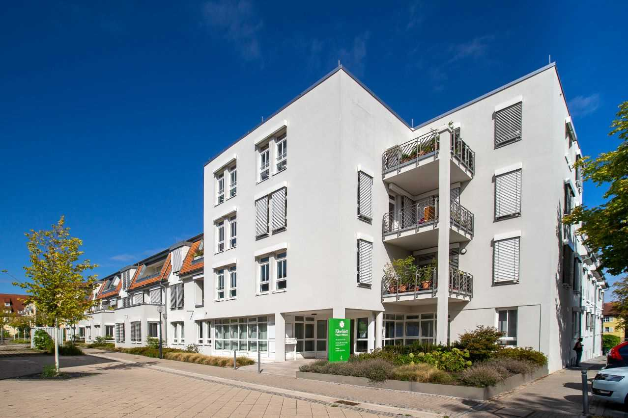 Modernes Wohngebäude mit Balkonen und klaren Linien.