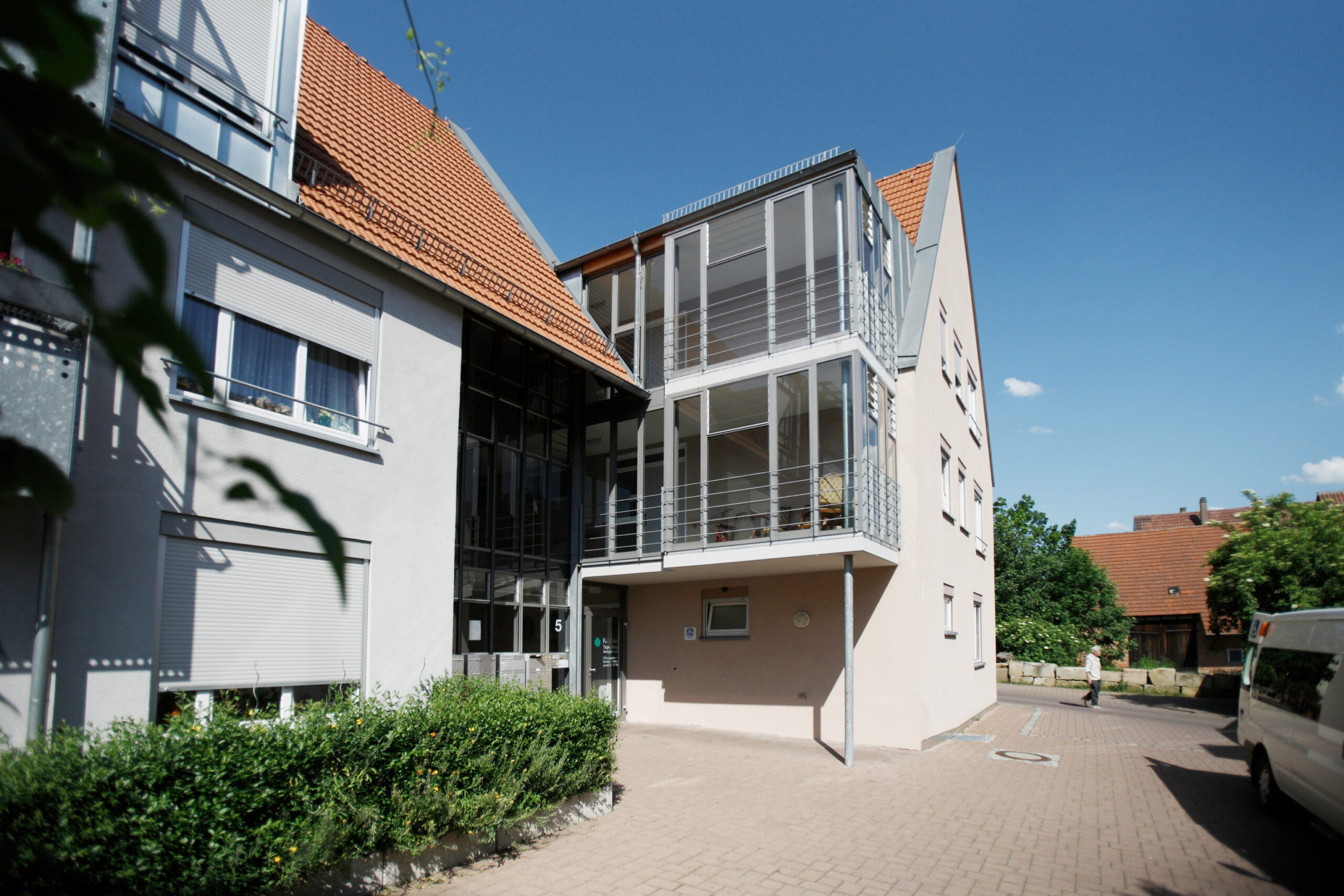 Modernes Wohngebäude mit Glasfassade