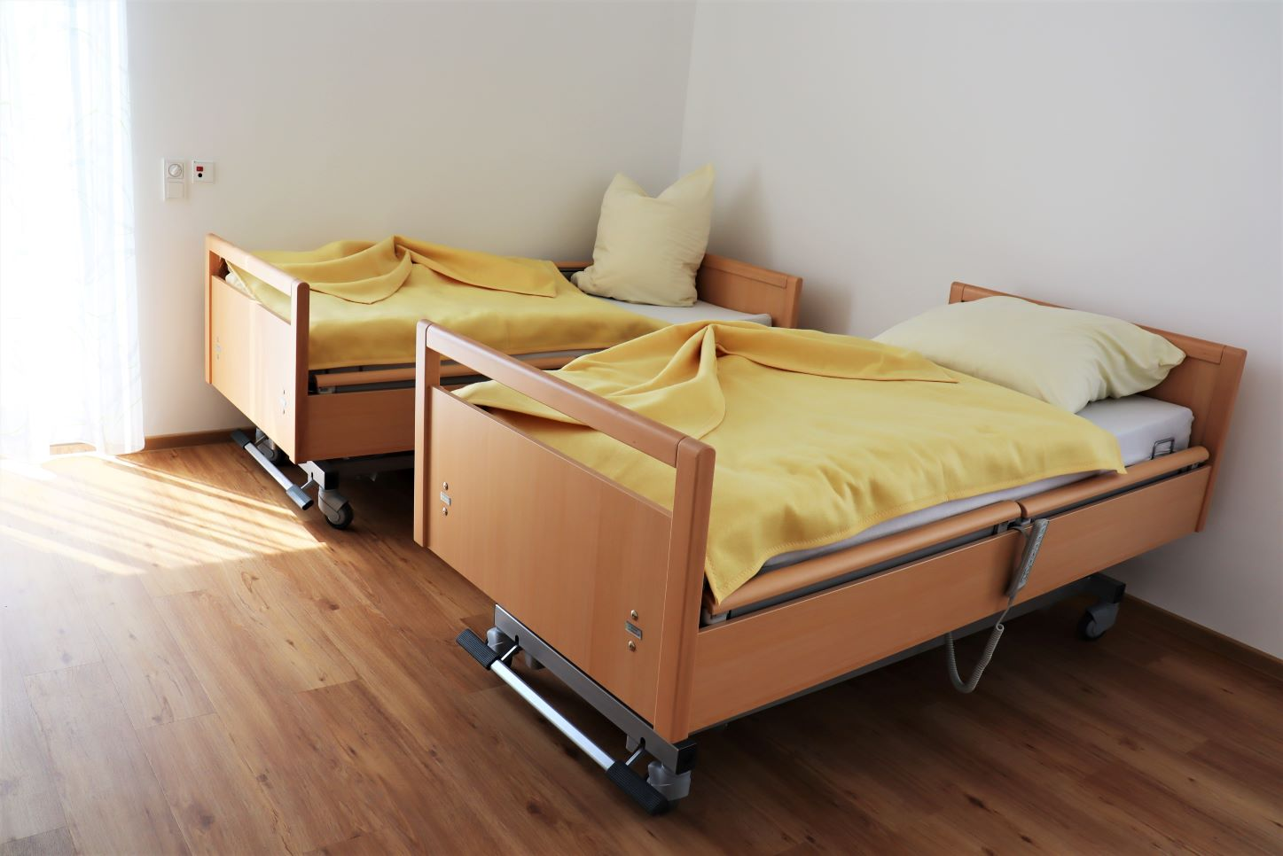 Zwei Pflegebetten in hellem Raum