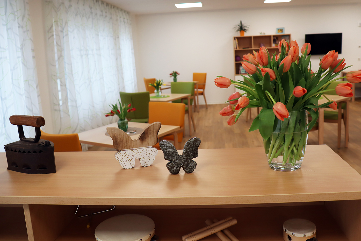 Dekorativer Raum mit Blumen und Schmetterlingen