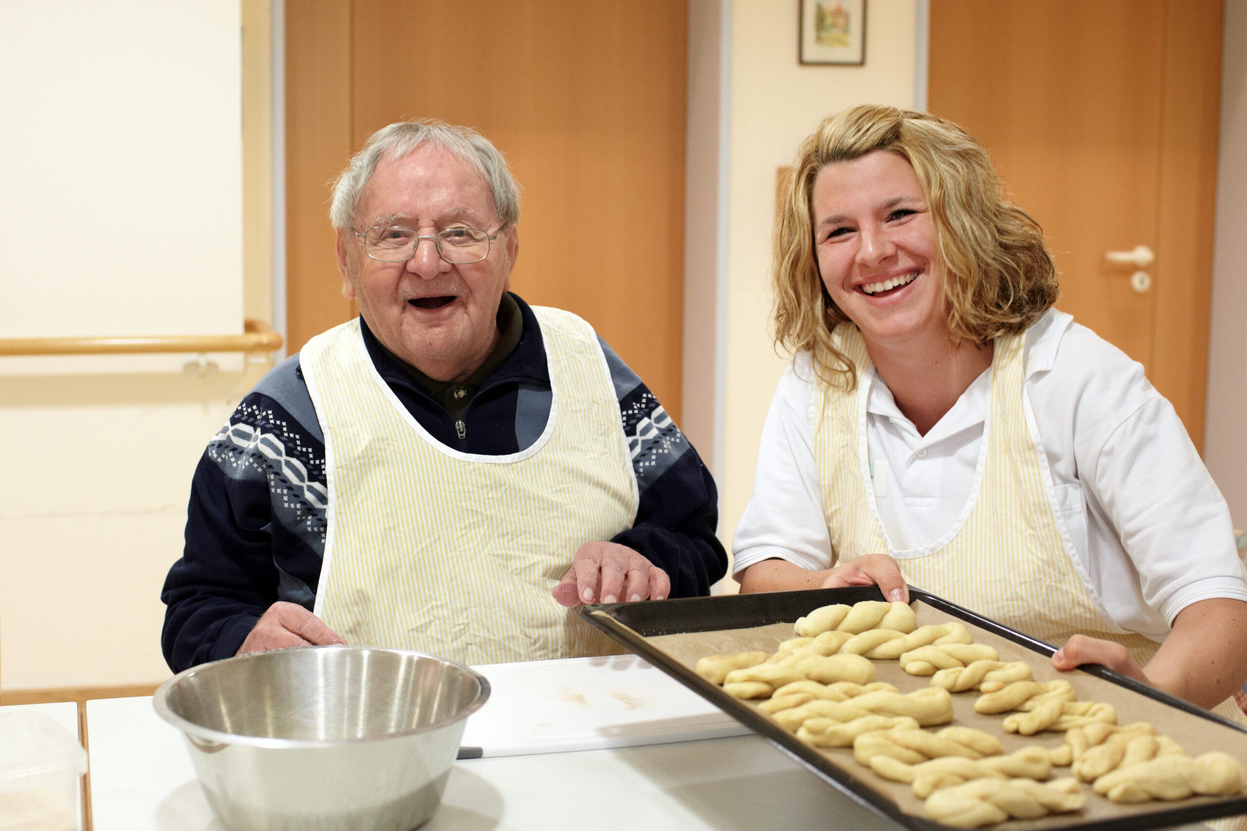 Zwei Personen backen gemeinsam in der Küche.