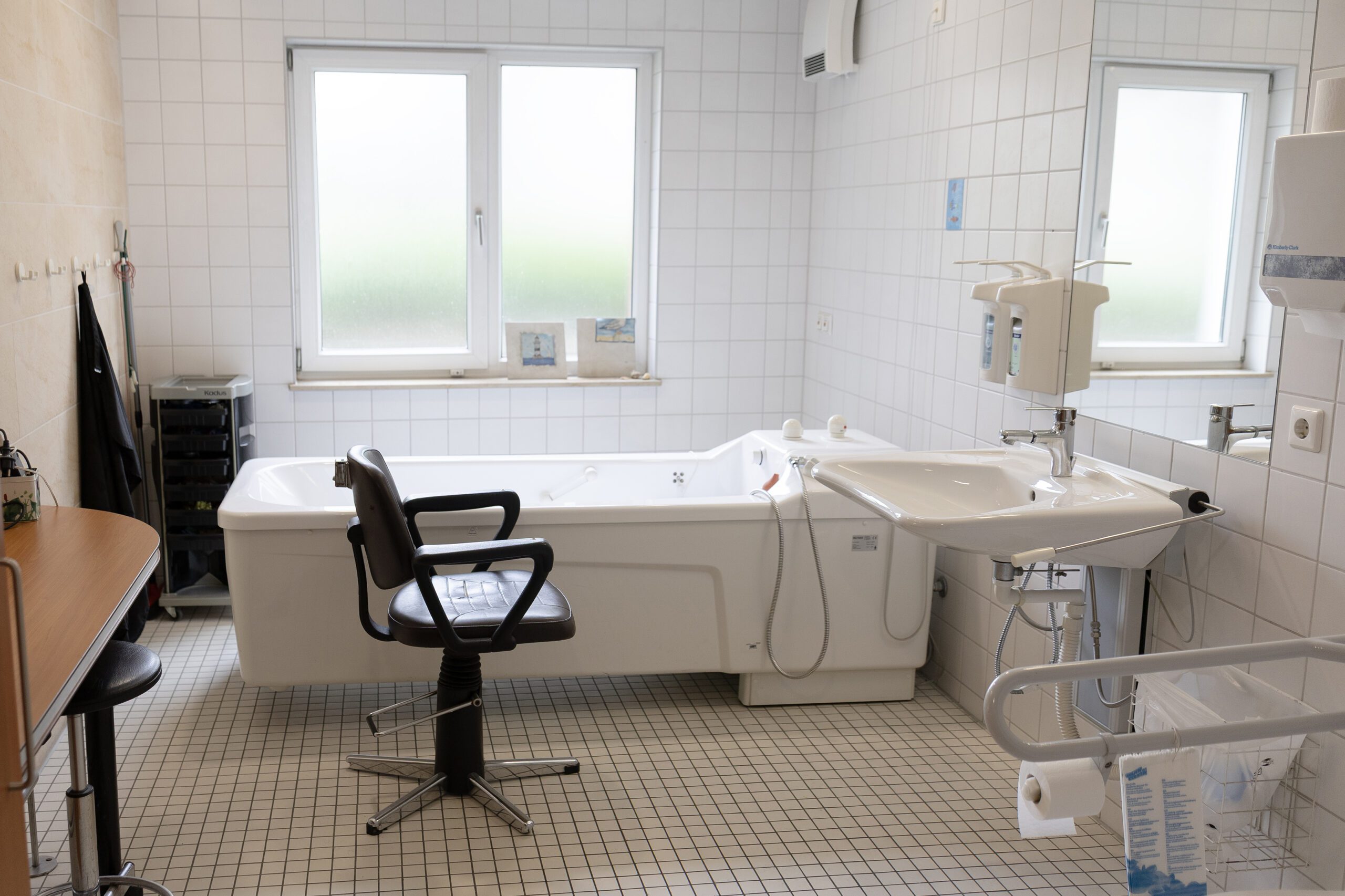 Barrierefreies Bad mit Badewanne und Rollstuhlzugang