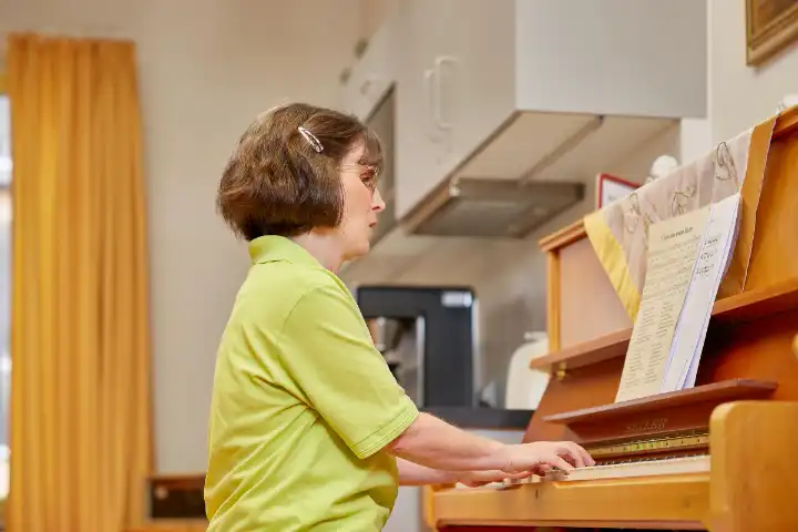 Person spielt Klavier in einem Raum