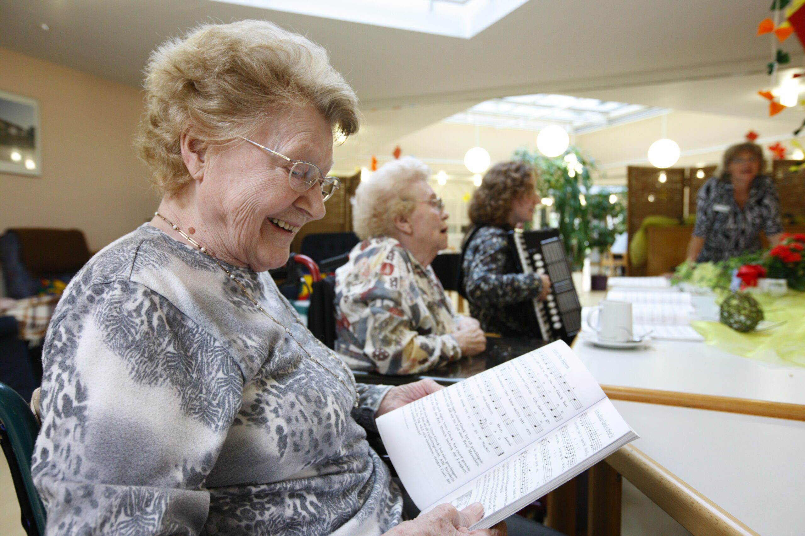 Gruppenaktivität im Seniorenheim mit Musik und Gesang