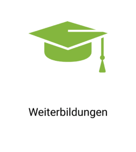 Grüner Absolventenhut mit Weiterbildungstext