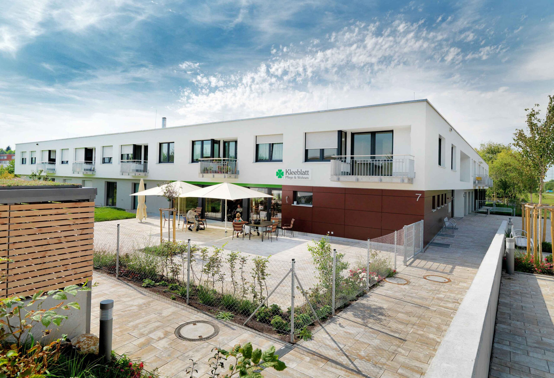 Modernes Pflegeheim mit Garten und Terrasse.